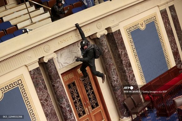 Congreso en caos. Seguidores de Trump irrumpen a la fuerza en el Capitolio mientras los legisladores confirmaban la victoria de Biden.