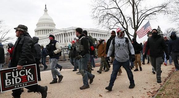 Congreso en caos. Seguidores de Trump irrumpen a la fuerza en el Capitolio mientras los legisladores confirmaban la victoria de Biden. 