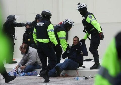 Congreso en caos. Seguidores de Trump irrumpen a la fuerza en el Capitolio mientras los legisladores confirmaban la victoria de Biden.