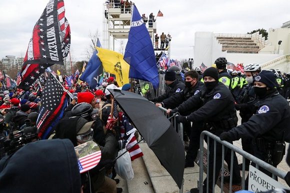 Congreso en caos. Seguidores de Trump irrumpen a la fuerza en el Capitolio mientras los legisladores confirmaban la victoria de Biden. 