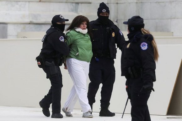 Congreso en caos. Seguidores de Trump irrumpen a la fuerza en el Capitolio mientras los legisladores confirmaban la victoria de Biden. 