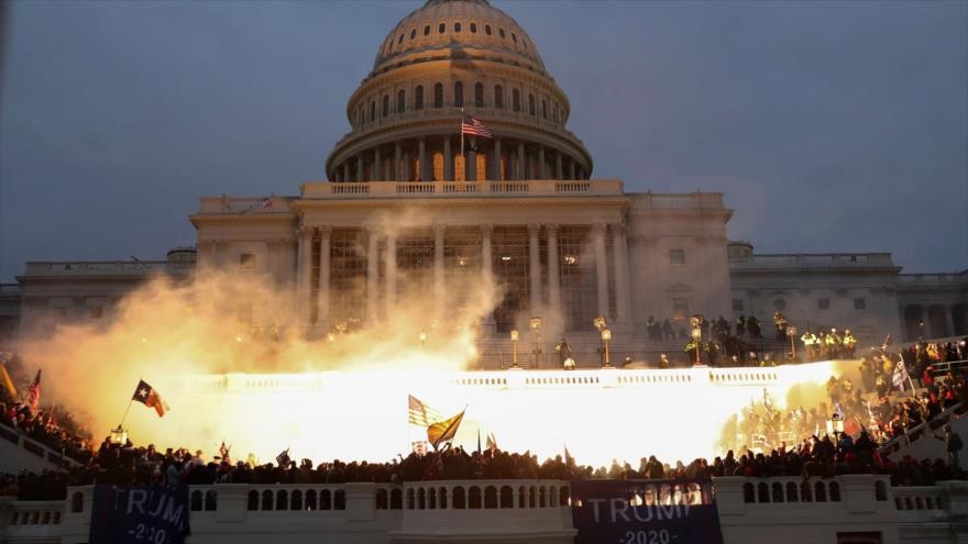 Asaltado símbolo del poder de la "democracia" en Estados Unidos