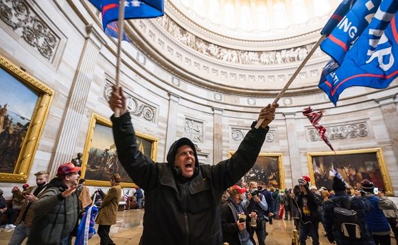 Los partidarios del presidente de los Estados Unidos, en el capitolio después de violar la seguridad. Foto: Jim Lo Scalzo / EPA / EFE