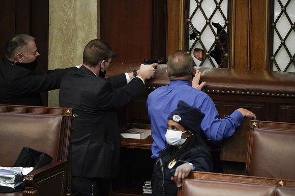 Congreso en caos. Seguidores de Trump irrumpen a la fuerza en el Capitolio mientras los legisladores confirmaban la victoria de Biden. 
