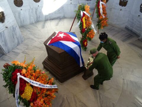 Cuba a Martí, reverencia en fuego y flor