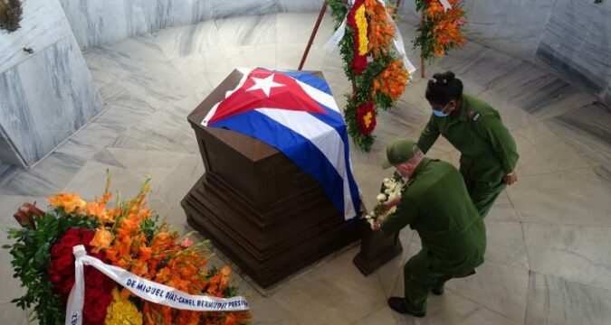 Cuba a Martí, reverencia en fuego y flor