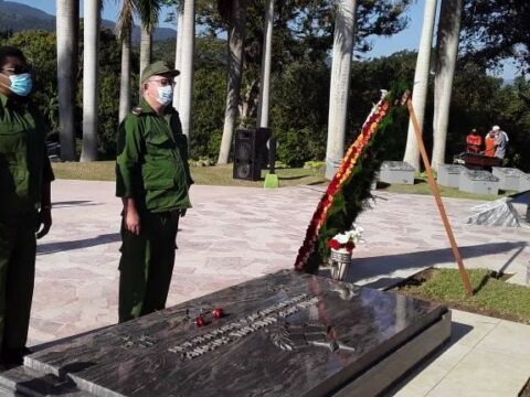 ¡ A ti te recordamos Comandante,Juan Almeida Bosque, porque aquí no se rinde nadie C...!