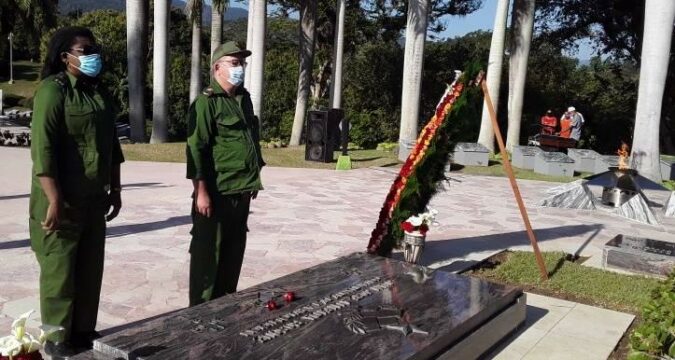 ¡ A ti te recordamos Comandante,Juan Almeida Bosque, porque aquí no se rinde nadie C...!