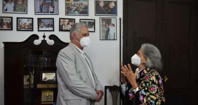 Presidente de la República, Miguel Díaz-Canel Bermúdez, en una visita a la la Fundación del Nuevo Cine Latinoamericano