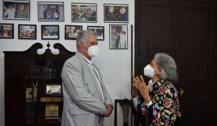 Presidente de la República, Miguel Díaz-Canel Bermúdez, en una visita a la la Fundación del Nuevo Cine Latinoamericano