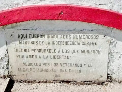 Placa que indica el sitio exactoen Santiago de Cuba donde fue fusilado Perucho Fugueredo, creador del Himno Nacional cubano