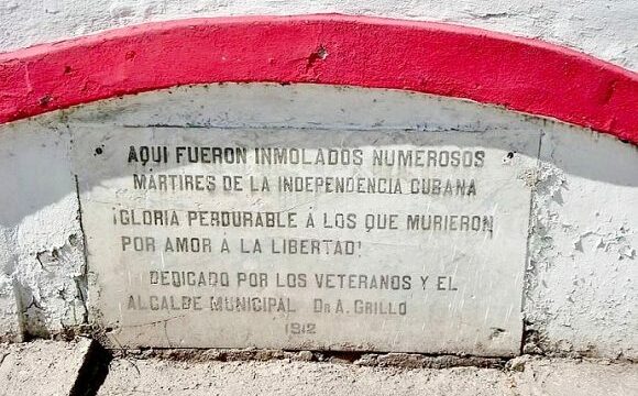 Placa que indica el sitio exactoen Santiago de Cuba donde fue fusilado Perucho Fugueredo, creador del Himno Nacional cubano