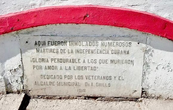 Placa que indica el sitio exactoen Santiago de Cuba donde fue fusilado Perucho Fugueredo, creador del Himno Nacional cubano
