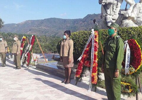 Homenaje de Raúl y Díaz-Canel a los héroes y mártires del III Frente «Mario Muñoz»