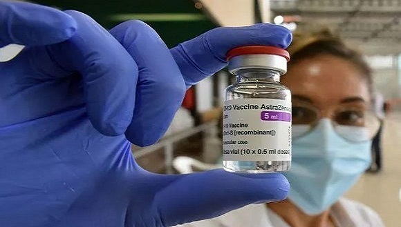 Una enfermera muestra una dosis de la vacuna contra el coronavirus de AstraZeneca. Foto: SOPA Images.