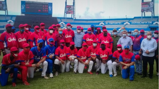 Primer Secretario del Comité Central del Partido y Presidente de la República, Miguel Díaz-Canel con el equipo Cuba de pelota