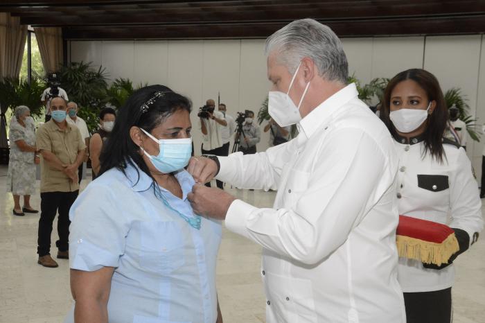 Imponen condecoraciones a miembros del campesinado cubano 