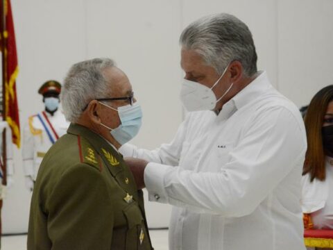 Primer Secretario del Comité Central del Partido y Jefe de Estado, Miguel Díaz-Canel Bermúdez, condecora a General de Cuerpo de Ejército Ramón Espinosa Martín. .Foto: Estudios Revolución