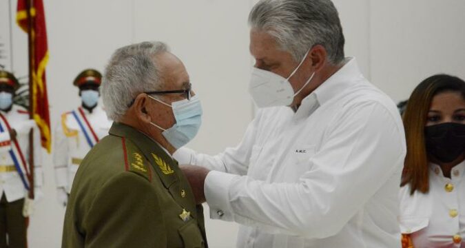 Primer Secretario del Comité Central del Partido y Jefe de Estado, Miguel Díaz-Canel Bermúdez, condecora a General de Cuerpo de Ejército Ramón Espinosa Martín. .Foto: Estudios Revolución