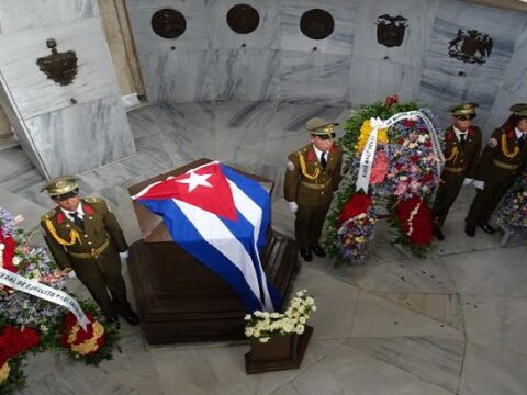 Ofrendas florales en homenaje a José Martí que fueron depositadas en su mausoleo del cementerio Santa Ifigenia Foto: Eduardo Palomares