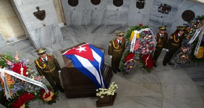Ofrendas florales en homenaje a José Martí que fueron depositadas en su mausoleo del cementerio Santa Ifigenia Foto: Eduardo Palomares