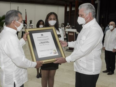 Díaz-Canel entregó el Título Honorífico de Héroe del Trabajo de la República de Cuba al campesino Osvaldo Felipe Armas Yero. El homenaje fue recibido a su nombre por su hijo Rosendo Armas Castillo