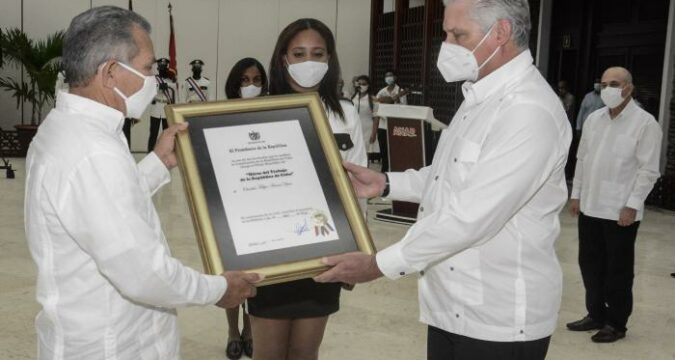 Díaz-Canel entregó el Título Honorífico de Héroe del Trabajo de la República de Cuba al campesino Osvaldo Felipe Armas Yero. El homenaje fue recibido a su nombre por su hijo Rosendo Armas Castillo