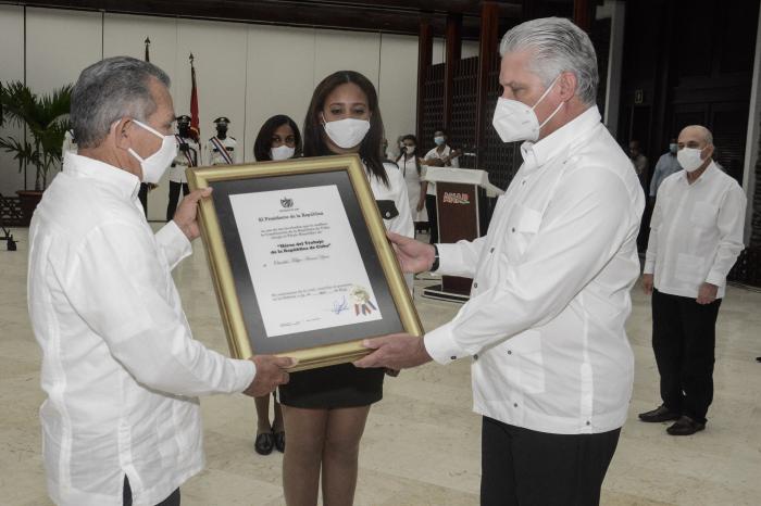 Díaz-Canel entregó el Título Honorífico de Héroe del Trabajo de la República de Cuba al campesino Osvaldo Felipe Armas Yero. El homenaje fue recibido a su nombre por su hijo Rosendo Armas Castillo