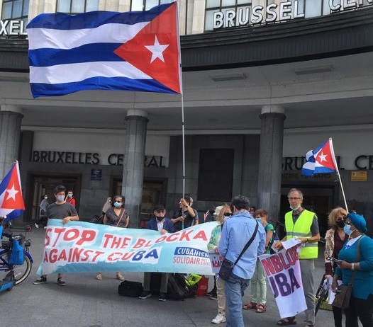 Europeos con la bandera cubana «más grande» en contra del bloqueo 