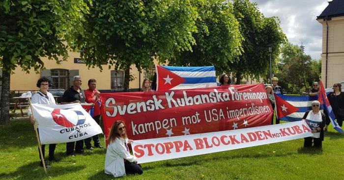 Extienden en Irlanda la bandera cubana «más grande» en contra del bloqueo 