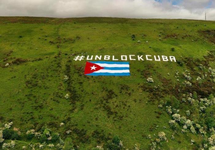 Extienden en Irlanda la bandera cubana «más grande» en contra del bloqueo