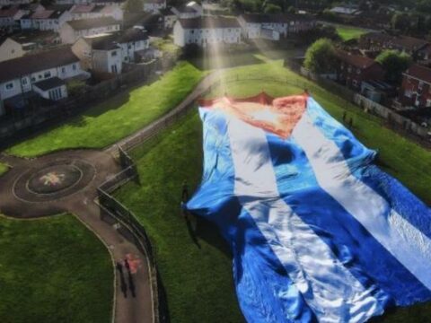 Extienden en Irlanda la bandera cubana «más grande» en contra del bloque