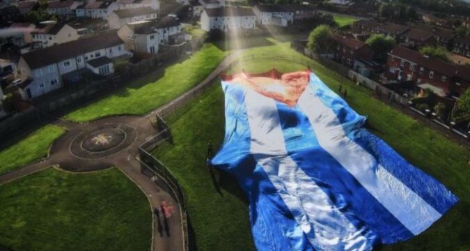 Extienden en Irlanda la bandera cubana «más grande» en contra del bloque