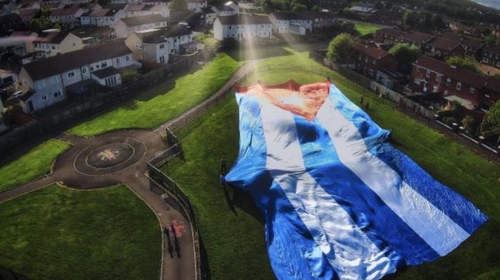 Extienden en Irlanda la bandera cubana «más grande» en contra del bloque