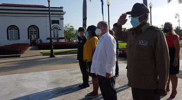 Rinden tributo hoy al Padre de la Patria en el cementerio Santa ifigenia de Santiago de Cuba