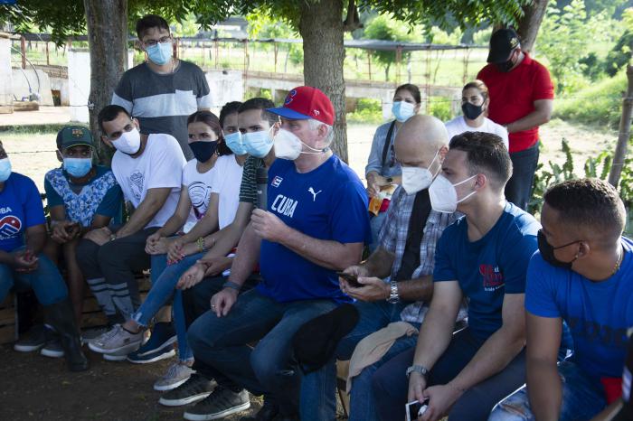 Otra mañana de la Santa Ana en 26 con los jóvenes, pero en el surco con el Presidente Díaz Canel