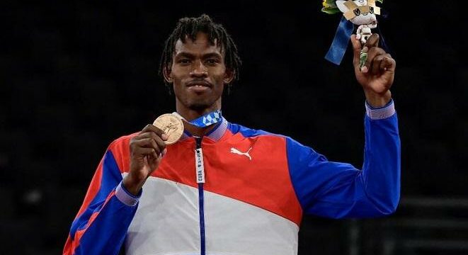 Alcanza Cuba su primera medalla, de bronce, Otra vez el deporte de Santiago coloca a Cuba en el medallero olímpico con el bronce de Rafael Alba Castillo.