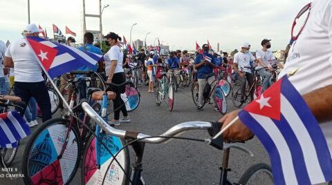 Jóvenes cubanos protagonizan caravana por la paz, el amor y la solidaridad