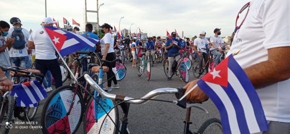 Jóvenes cubanos protagonizan caravana por la paz, el amor y la solidaridad