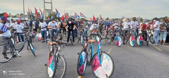 Jóvenes cubanos protagonizan caravana por la paz, el amor y la solidaridad