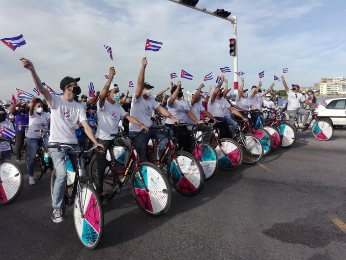 Jóvenes cubanos protagonizan caravana por la paz, el amor y la solidaridad