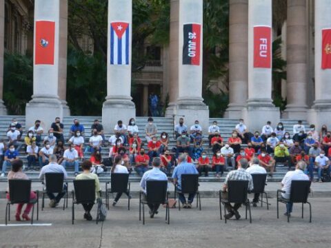 Díaz-Canel dialoga con jóvenes en la Universidad de La Habana