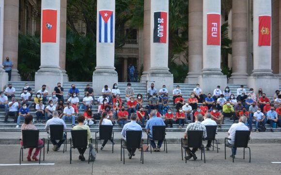 Díaz-Canel dialoga con jóvenes en la Universidad de La Habana