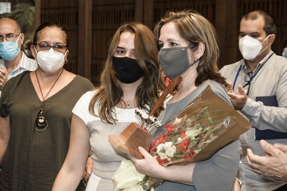 Rosa Miriam Elizalde le hicieron entrega de su Premio Nacional “José Martí” por la obra de la vida.