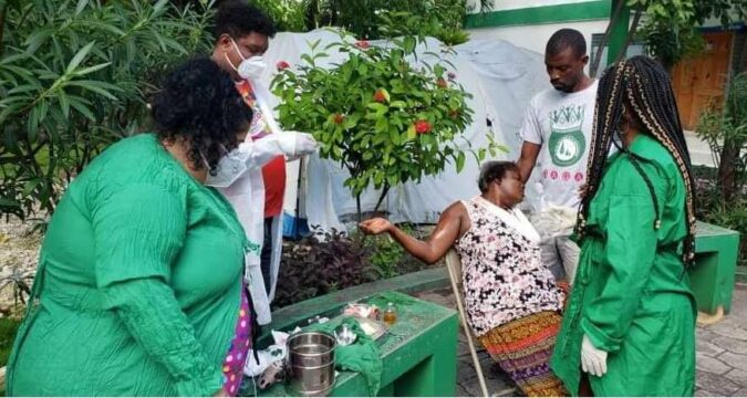 Colaboradores cubanos brindan atención médica en zonas afectadas por sismo en Haití