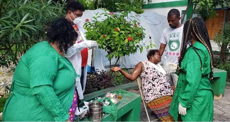 Colaboradores cubanos brindan atención médica en zonas afectadas por sismo en Haití