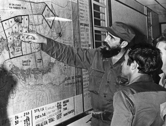 Fidel Castro con Abdelaziz Bouteflika en un recorrido durante una visita a La Habana en 1968. Foto: Archivo de Granma