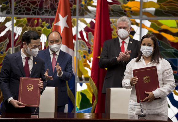 Presidente de Vietnam recibe Orden José Martí: La amistad con Cuba será eternamente indestructible 