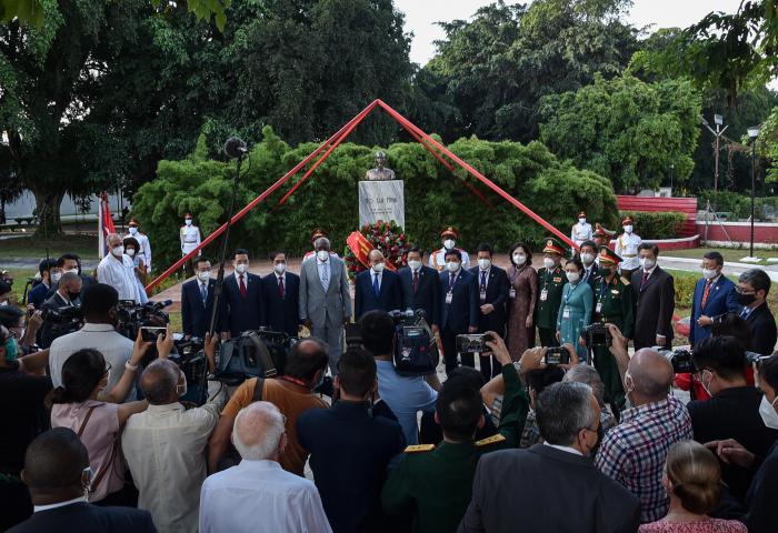 Presidente de Vietnam y Vicepresidente de Cuba rinden homenaje a Ho Chi Minh 