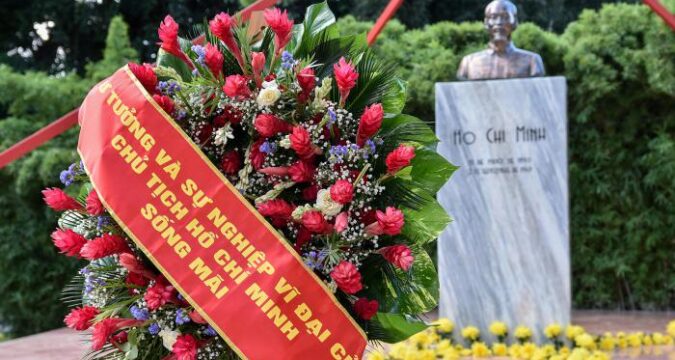 Presidente de Vietnam y Vicepresidente de Cuba rinden homenaje a Ho Chi Minh